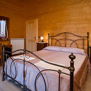 Camera matrimoniale con bagno privato in agriturismo a Castiglion Fiorentino