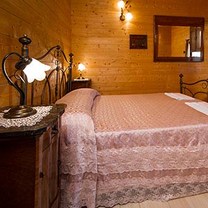 Camera matrimoniale con bagno privato in agriturismo a Castiglion Fiorentino