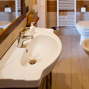 Camera matrimoniale con bagno privato in agriturismo a Castiglion Fiorentino