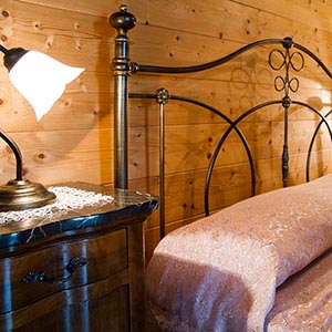 Camera matrimoniale con bagno privato in agriturismo a Castiglion Fiorentino