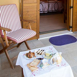 Camera matrimoniale con bagno privato in agriturismo a Castiglion Fiorentino