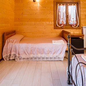 Double room with en-suite bathroom at a farmhouse in Castiglion Fiorentino