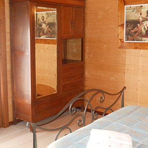 Camera con piscina in agriturismo con vista su Castiglion Fiorentino